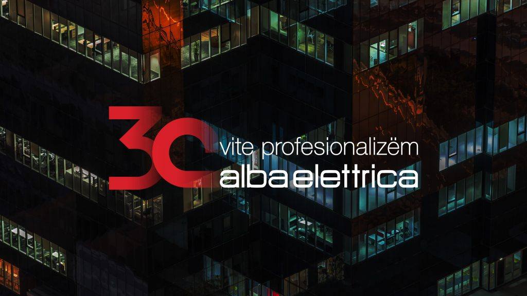 Logo du 30e anniversaire d’Alba Elettrica sur un immeuble de bureaux, de nuit
