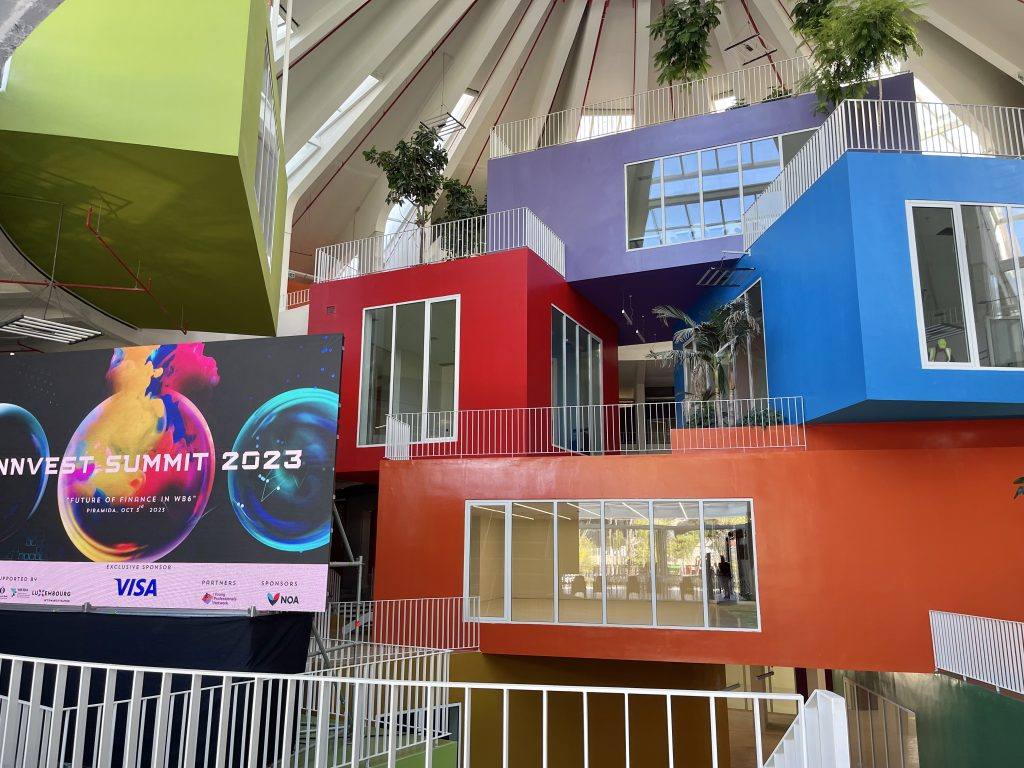 Écran de l’Innvest Summit 2023 à l’intérieur de la Pyramide colorée de Tirana
